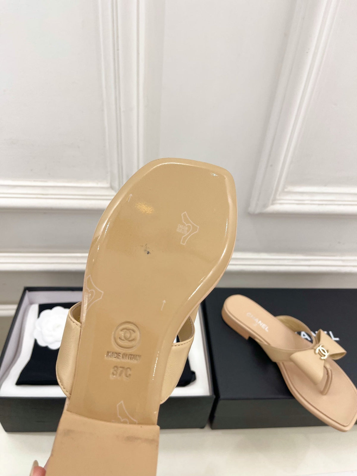 CC Bow Thong Flat Sandals Beige Leather 891771