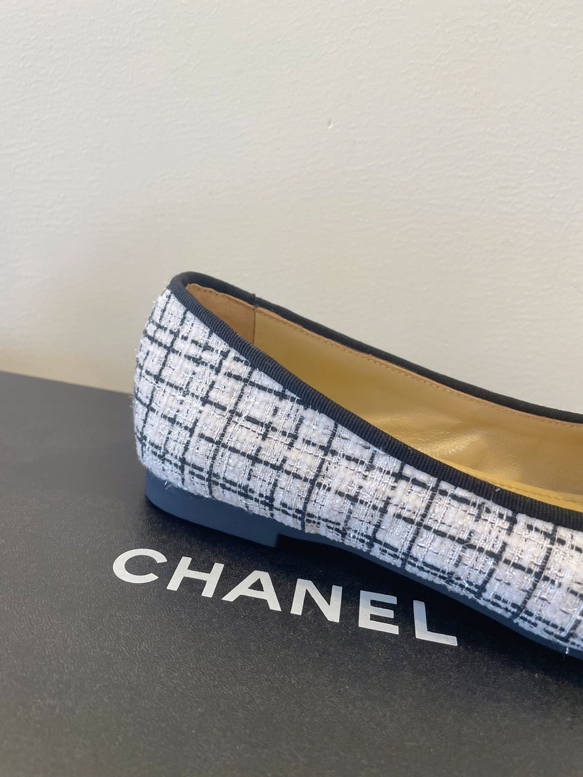 CC 26P Ballet Flats White Black Tweed & Patent Leather 890838