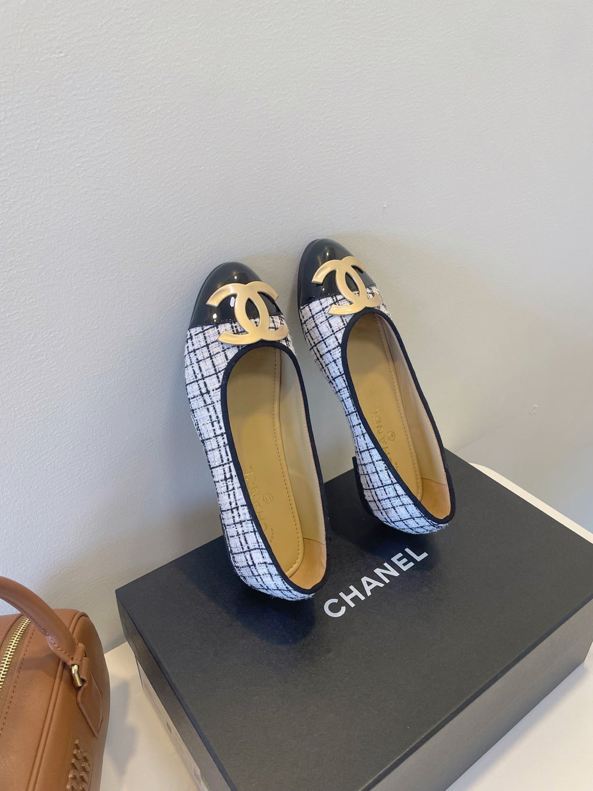 CC 26P Ballet Flats White Black Tweed & Patent Leather 890838