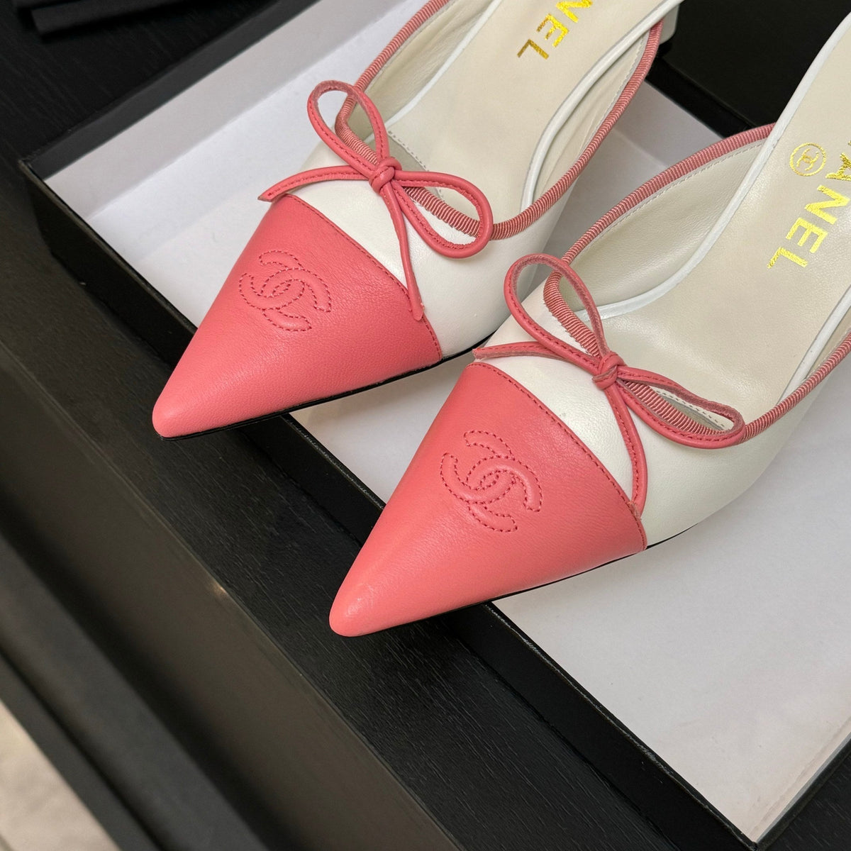 CC Bow Pointed Toe Mules Pink White Leather 912940