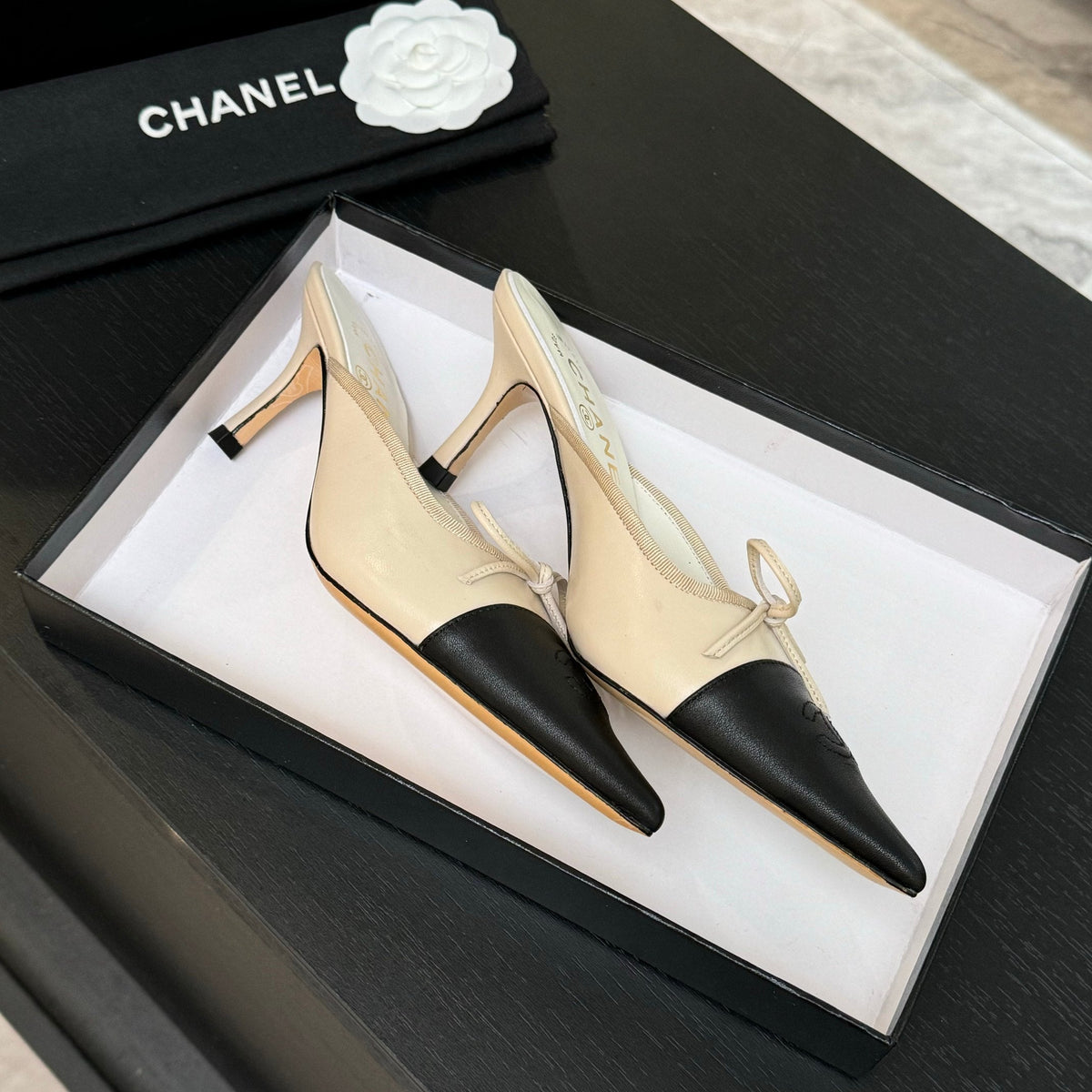 CC Bow Pointed Toe Mules Black Cream Leather 912937