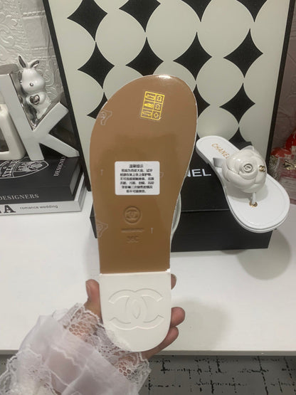 Chanel 26S Sandals In White Calfskin Gold-Tone Chain Detail