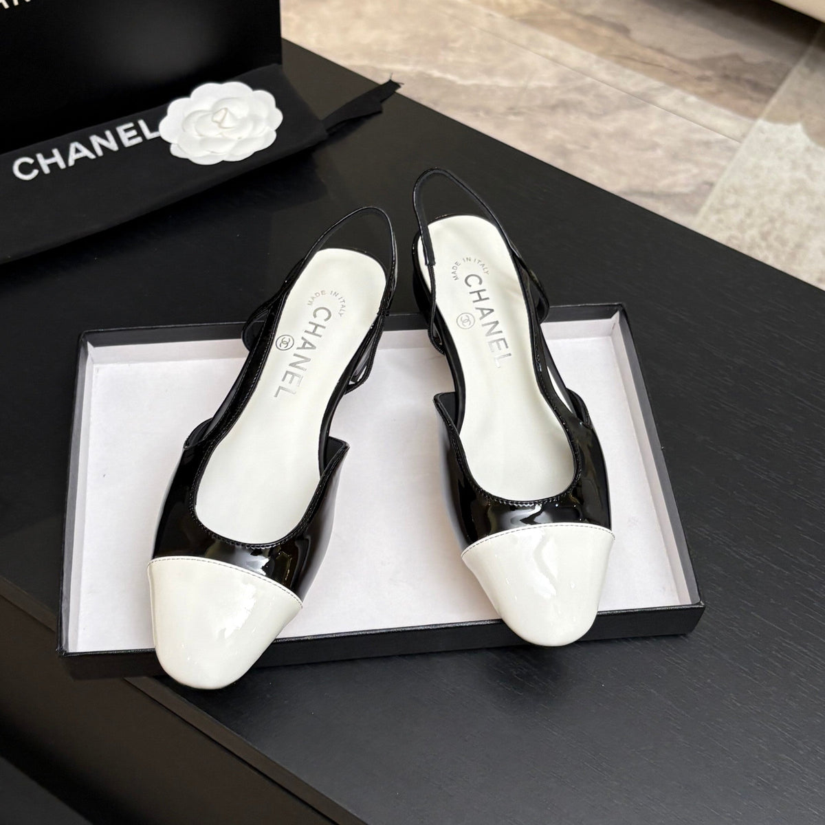 CC 26s Classic Slingback Flat White Black Patent Leather 907641